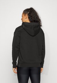 Under Armour ESSENTIAL HOODIE - Felpa con cappuccio - black