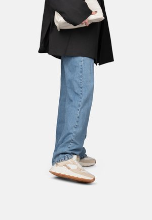 CARO - Sneakers laag - white with beige combination