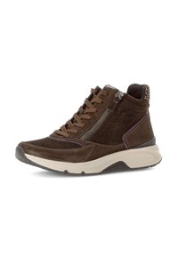 Bruine suède high-top sneakers met veters en een rits aan de zijkant; paarse accenten en een zwarte rubberen zool met textuurdetail.