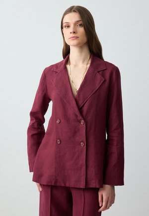 Blazer double boutonnage en lin bordeaux avec un col cranté et deux grands boutons, doté de manches longues et d'une coupe décontractée.