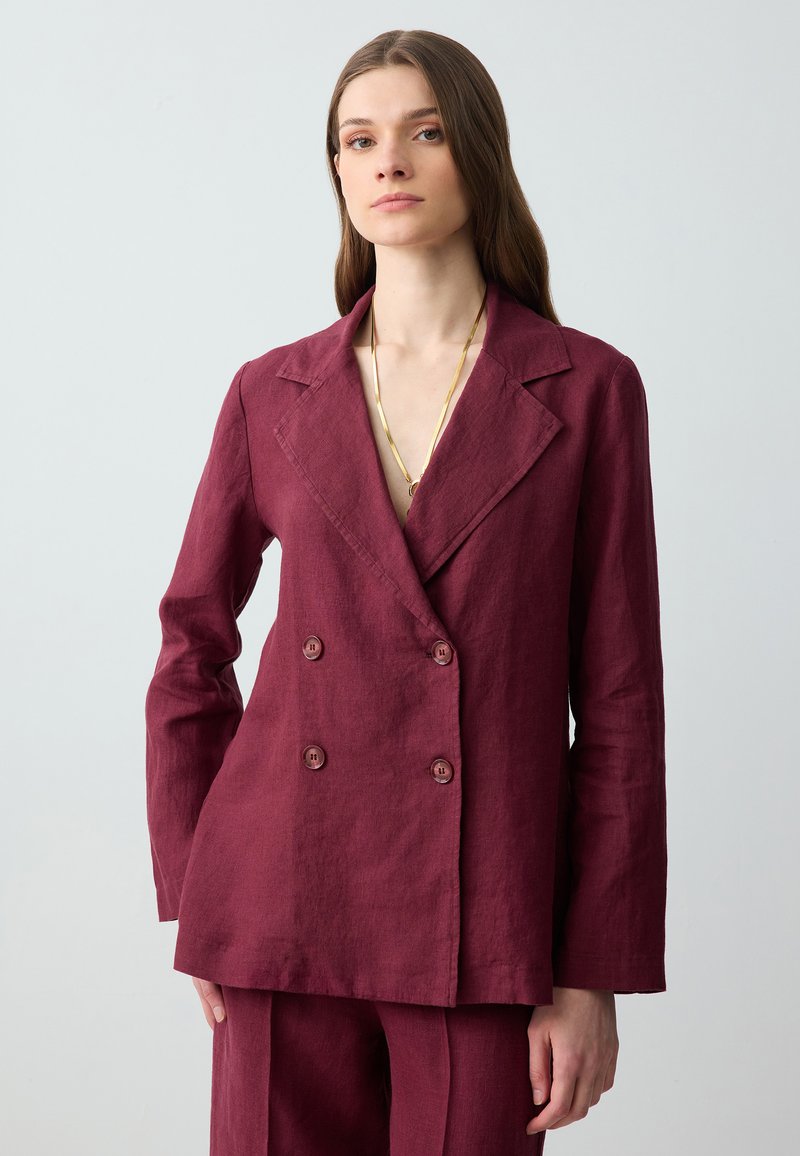 Burgundowa lniana dwurzędowa marynarka z klapami i dwoma dużymi guzikami, z długimi rękawami i luźnym krojem.