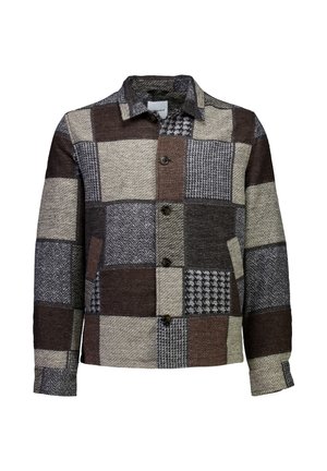 Jakke med knapper og patchworkmønster med brune, beige og grå firkanter i forskellige teksturer og designs, herunder hundetand og sildebensmønster.