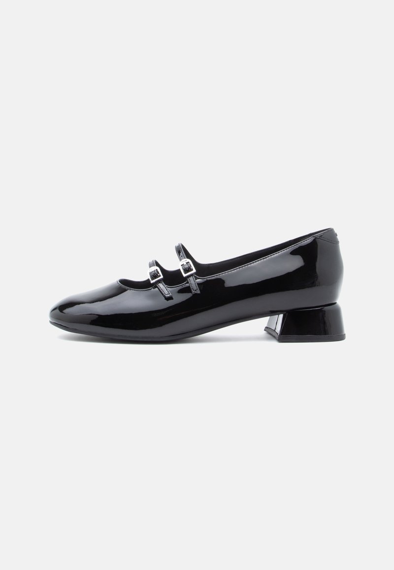 Chaussure Mary Jane en cuir verni noir avec deux brides à boucles argentées et un talon bas bloc, vue de côté sur fond blanc.