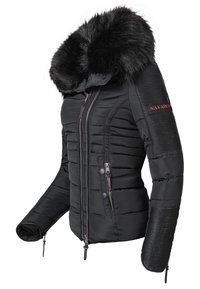 Giacca invernale nera imbottita da donna con grande cappuccio in pelliccia sintetica, zip frontale, cuciture dettagliate e logo "NAVAHOO" sulla manica.