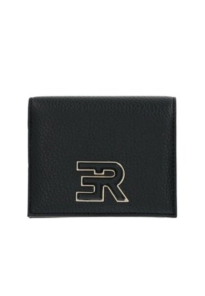 Portafoglio in pelle nera con superficie texture, caratterizzato da un logo metallico prominente sulla parte anteriore e un design compatto e rettangolare.