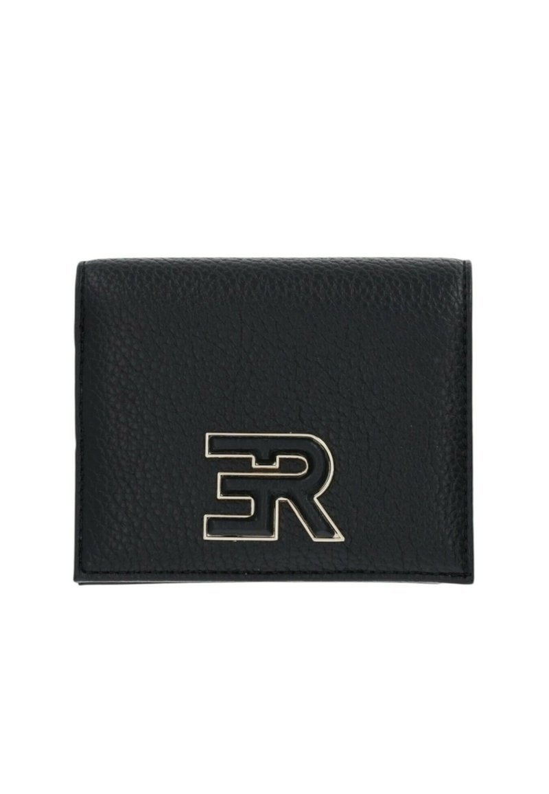 Portafoglio in pelle nera con superficie texture, caratterizzato da un logo metallico prominente sulla parte anteriore e un design compatto e rettangolare.