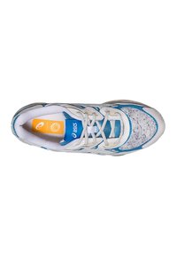 Asicsin juoksukengät valkoisena ja sinisenä, joissa on teksturoitu päällinen, pehmustettu kieli ja oranssi pohjallinen, jossa on Asicsin logo.