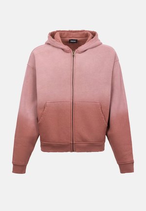 Ροζ φούτερ με φερμουάρ και διαβάθμιση χρωμάτων, με μπροστινές τσέπες, μακριά μανίκια, ριμπ μανσέτες και κουκούλα, παρουσιάζεται σε απλό φόντο.