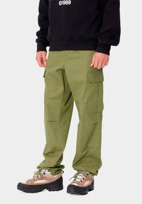 Pantalones cargo en verde oliva, fabricados con tejido duradero. Cuenta con múltiples bolsillos, diseño de pierna recta y un ajuste relajado.