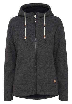 Chaqueta con capucha y cremallera en gris oscuro, confeccionada en tela texturizada. Presenta cordones blancos con detalles de madera y un discreto logotipo.