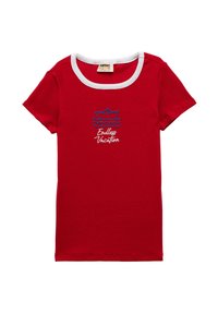 Camiseta de rayas rojas con cuello redondo blanco y mangas cortas, que presenta un diseño de barco bordado en azul y el texto "Vacaciones Sin Fin" debajo.