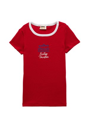 Camiseta de rayas rojas con cuello redondo blanco y mangas cortas, que presenta un diseño de barco bordado en azul y el texto "Vacaciones Sin Fin" debajo.