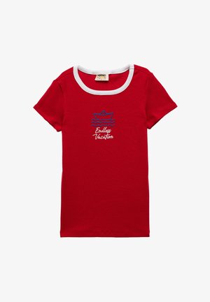 Rød ribbet T-shirt med hvid rund halsudskæring og korte ærmer, prydet med blåt broderet bådedesign og teksten "Endless Vacation" nedenfor.
