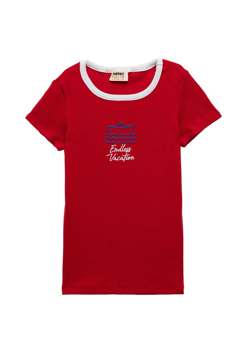 Camiseta de rayas rojas con cuello redondo blanco y mangas cortas, que presenta un diseño de barco bordado en azul y el texto "Vacaciones Sin Fin" debajo.