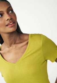 Next SLOUCH V-NECK- REGULAR FIT - Tricou basic - green celery