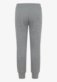 Calças de treino cinzas feitas de tecido macio. Bainhas com punho e cintura elástica. Textura suave sem padrões ou detalhes visíveis. Vista traseira.