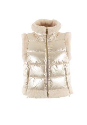 Chaleco acolchado metálico en beige claro con cuello alto, que presenta detalles de pelo sintético en los bordes y dos bolsillos frontales con cremallera.