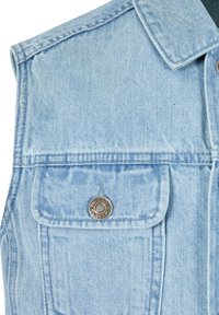 Vesta din denim albastru deschis, cu guler ascuțit, accente cu butoane metalice și buzunare frontale. Textură netedă cu detalii de cusătură vizibile.