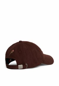 Bruine corduroy baseballpet met een rozenborduursel aan de zijkant. Heeft een gebogen rand en een verstelbare strap aan de achterkant.