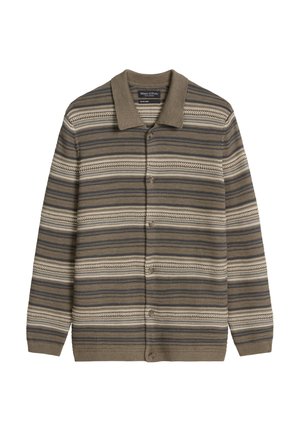 Strickstrickjacke in Erdtönen mit horizontalen Streifen. Verfügt über einen Kragen, Knopfverschluss und weichen, strukturierten Stoff.