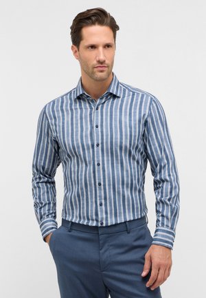 Blauw en wit gestreepte button-up overhemd in een lichtgewicht stof met een spreidkraag, nauwsluitende pasvorm en donkere knopen.