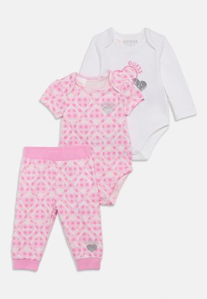Set di abbigliamento per neonati composto da tre pezzi: un body rosa a maniche corte con motivo geometrico, un body bianco a maniche lunghe e pantaloni rosa coordinati.