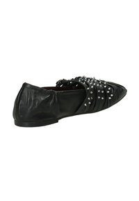 Ballerine in pelle nera con punta appuntita, retro arricciato e borchie argentate sulla parte superiore. Il design include più cinturini orizzontali.