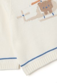 Strickpullover in Creme mit blauen Akzenten am Saum. Verfügt über eine verspielte Grafik eines braunen Tieres auf der Vorderseite, die mit detaillierter Stickerei verziert ist.