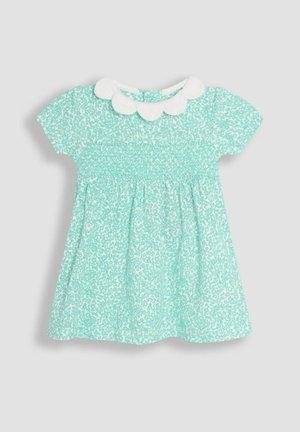 Kurzärmeliges Kleid in Mintgrün mit floralem Muster. Es hat eine geraffte Taille und einen weißen, gewellten Kragen und besteht aus weichem Material.