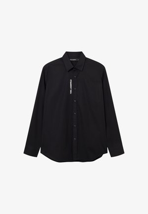 Sort langærmet skjorte med knapper, spids krave og vertikal hvid KARL LAGERFELD-logo trykt ved siden af knapperne.