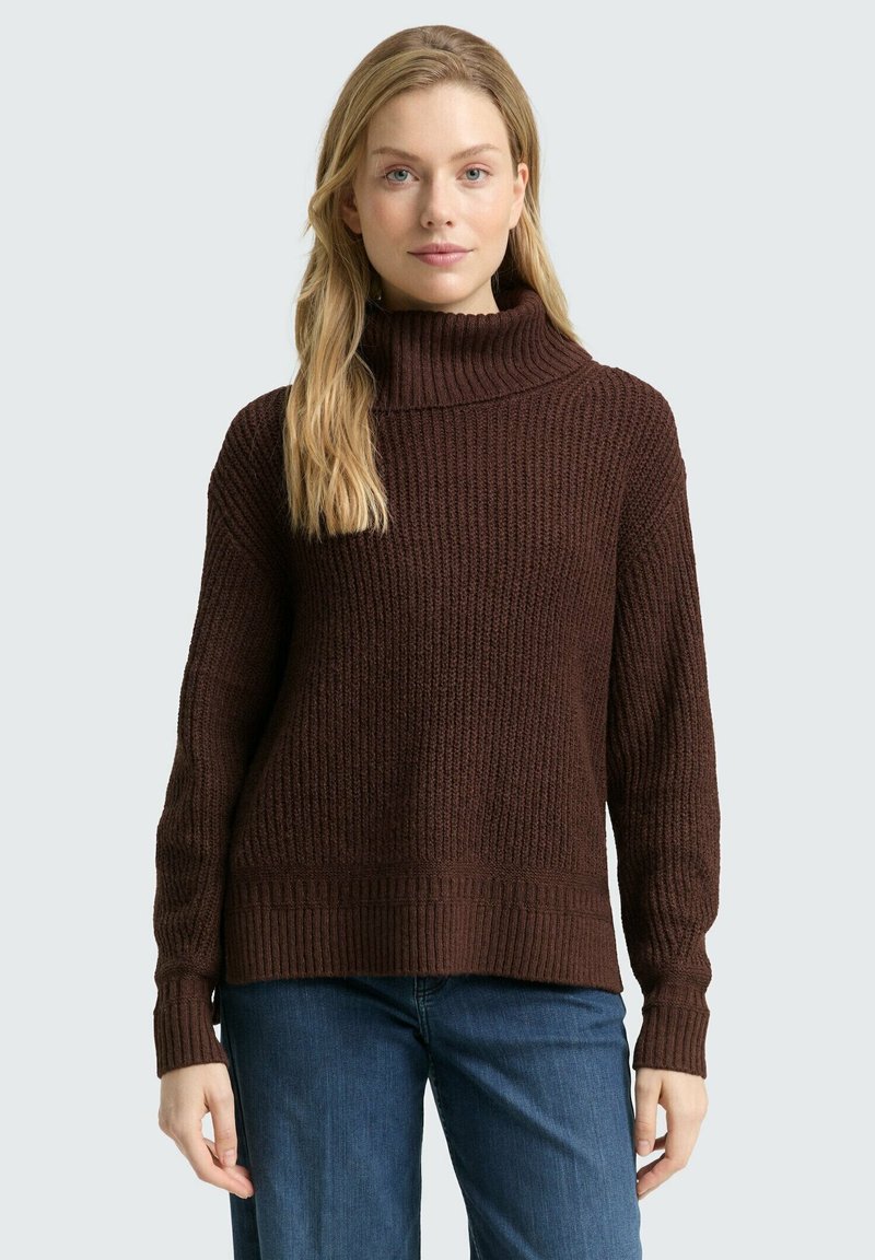 Brauner gestrickter Pullover mit hohem Rippkragen und langen Ärmeln. Hat ein strukturiertes Muster und eine lässige Passform. Kombiniert mit Jeans.