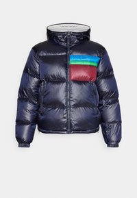 Doudoune bleu marine avec une texture brillante, capuche amovible et fermeture éclair. Comprend une poche poitrine multicolore avec des accents rouges, verts et bleus.