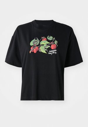 Tricou negru cu mânecă scurtă, având un grafic colorat cu fructe și frunze pe partea din față, cu textul imprimat "Cargart WIP Cream of the crop."