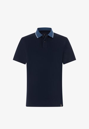 Granatowa koszulka polo z krótkim rękawem, niebieskim kołnierzykiem z białymi paskami i dwoma czarnymi guzikami na listwie.