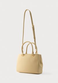 Μπεζ γυναικεία τσάντα με διπλές χειρολαβές στην κορυφή και ρυθμιζόμενο ιμάντα ώμου. Λείο υφή, χρυσές μεταλλικές λεπτομέρειες και δομημένο σχήμα.