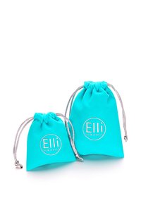 Aqua-farbene Stoff-Juwelenbeutel mit Kordelzugverschluss. Einer größer, einer kleiner, beide mit einem runden "Elli"-Logo in Silber.