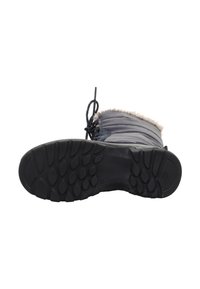 Stivale grigio imbottito con tomaia in tessuto testurizzato, bordo sfilacciato bianco e suola in gomma nera con evidenti motivi di trazione.