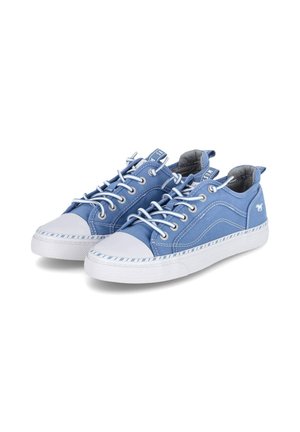 Een paar blauwe lage sneakers met witte rubberen neuskapjes en zolen, witte veters en een klein paardenlogo aan de hielzijde.
