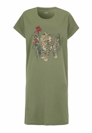 Kortærmet, olivengrøn kjole med grafik af en gående leopard omgivet af røde blomster og grønt løv foran.