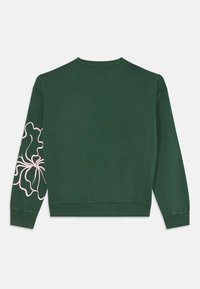 Felpa verde con maniche lunghe, polsini a coste e un motivo floreale rosa sulla manica sinistra. Il tessuto ha una texture morbida.