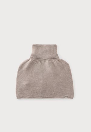 Tour de cou beige en maille avec col roulé côtelé et petite étiquette étoile sur le bord inférieur.