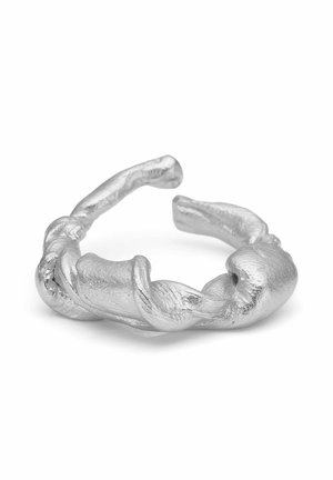 Åben ring i sølv-tone med et snoet, organisk design og en mat, tekstureret finish.