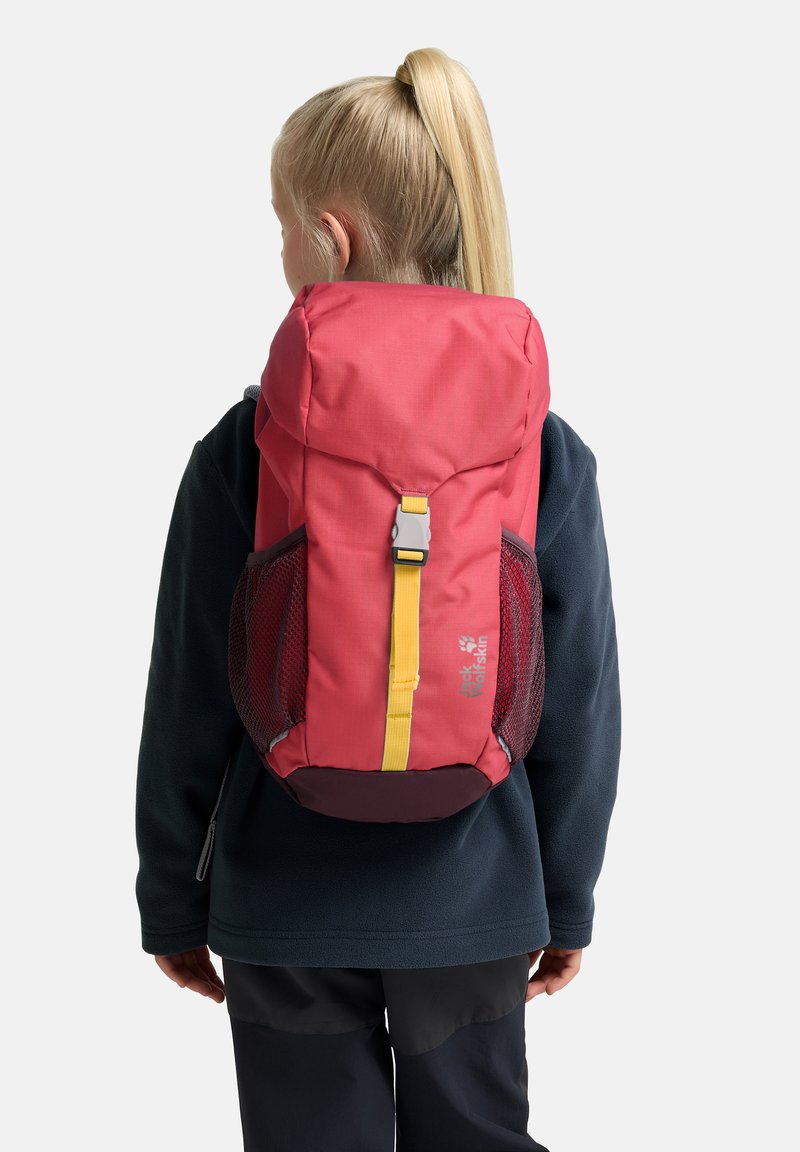 Rucksack in Rot mit gelben Schnallen, seitlichen Netzfächern und runder Oberseite. Hergestellt aus strapazierfähigem Material und mit einem Logo auf der Vorderseite.