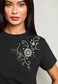 Lipsy Triko s potiskem - black