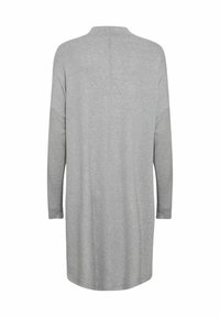Rochie cu mâneci lungi, de culoare gri deschis, din material tricotat moale, cu tiv rotunjit, vedere din spate, caracterizată printr-un design minimalist, fără închideri sau modele vizibile.