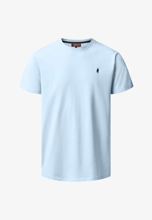 Jasnoniebieska koszulka z krótkim rękawem i okrągłym dekoltem z małym ciemnym haftowanym logo na lewej piersi.