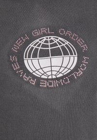 Kolgrå t-shirt med en vit globgrafik och texten "NEW GIRL ORDER" i rosa rhinstenar, med rund halsringning och korta ärmar.