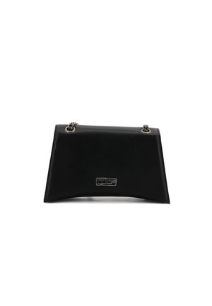 Borsa a mano in pelle nera con un design strutturato, fondo curvato e hardware in tonalità argento. Presenta una placca logo rettangolare sul davanti.