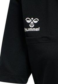 Sort atletisk T-shirt lavet af glat stof, med korte ærmer og et hvidt "hummel" logo med et stiliseret bi-design på overarmen.