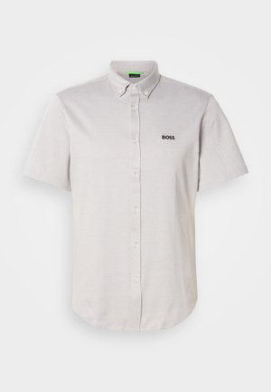 Kratka majica s kratkimi rokavi svetlo sive barve iz teksturirane tkanine, z ovratnikom na gumbe, sprednjimi gumbi in majhnim črnim logotipom.